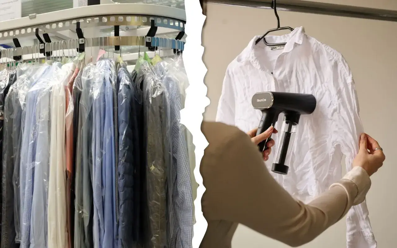 Kleidung reinigen ohne Waschen: Links hängt eine Reihe von Hemden in Plastik verpackt, rechts wird ein weißes Hemd mit einem Dampfglätter aufgefrischt.
