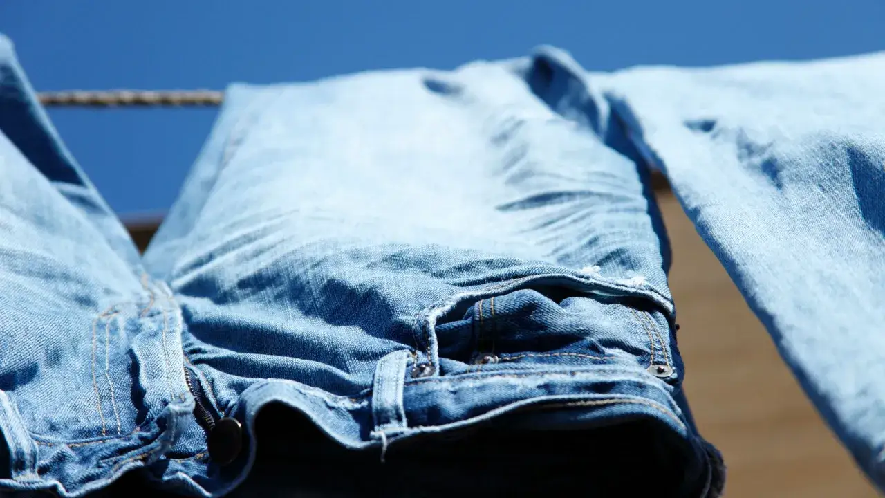 Blaue Jeans trocknen an der Leine. Die Frage, wie oft Jeans waschen, beschäftigt viele.