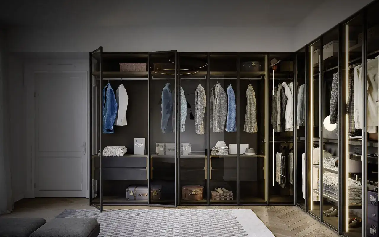 Ein moderner Kleiderschrank mit Hängegarderoben, Schubladen und Regalen. Hier sieht man, wie organisiere ich meinen Kleiderschrank stilvoll.