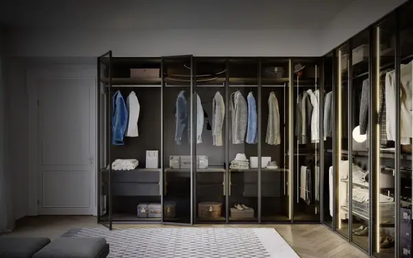 Ein moderner, beleuchteter Kleiderschrank mit Hängegarderoben, Schubladen und Regalen. Perfekt, um zu lernen, wie organisiere ich meinen kleiderschrank.